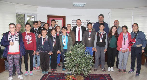 Burhaniyeli Özel Sporcular Belediye Başkan Vekili Erhan Korutürk'ü Ziyarete Geldiler