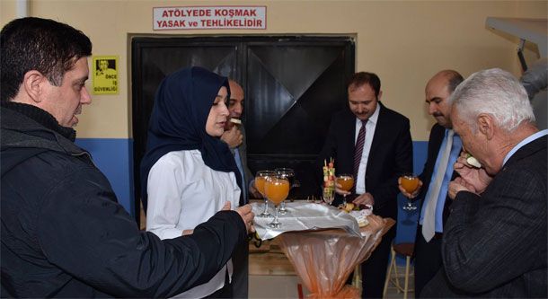 Dursunbey Kız Meslek Lisesi Öğrencileri Tarafından Kokteyl Düzenlendi