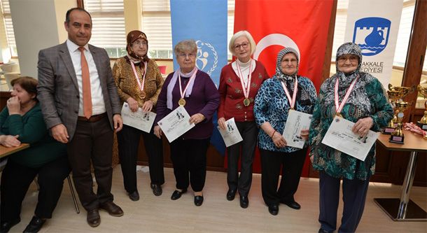 Ödül Törenine Siyasiler, Meclis Üyeleri ve Bürokratlar Katıldı