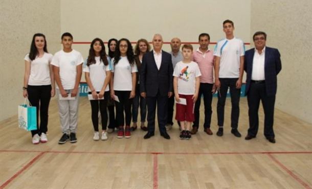 Bozbey’den başarılı squash sporcularına ödül