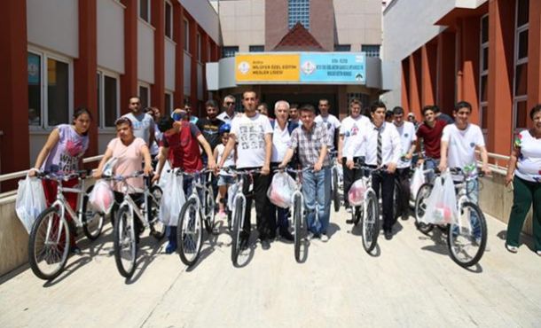 Bozbey’den özel öğrencilere bisiklet