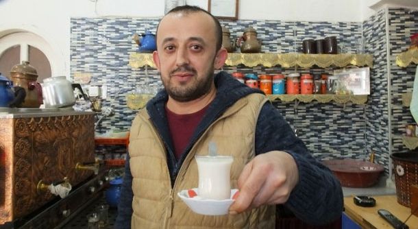 Burhaniye`de Yaşlılar Kahvehanede Süt İçiyor