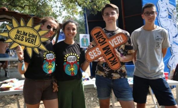 Gençler festivalde iklim sorunu için çağrıda bulundu