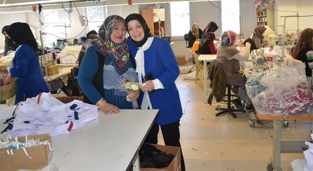 Kadınlar Günü`nde Dursunbey Belediyesi Gül Dağıttı