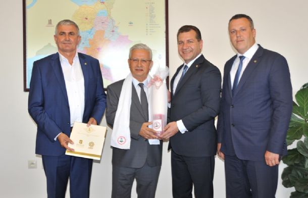 Karesi Belediye Başkanı Yücel Yılmaz`dan Rektör Özdemir`e Kırmızı Dipli Mumla Davet