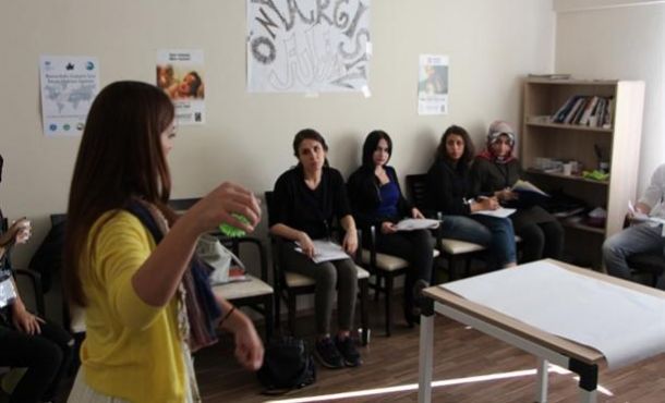 NGO’da gençlere insan hakları eğitimi