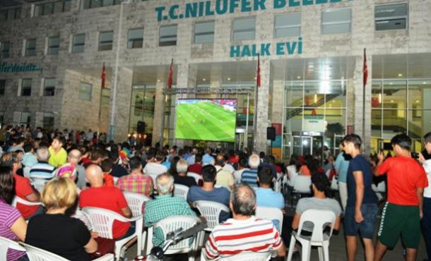 Nilüfer Belediyesi Halk Evi önünde milli maç heyecanı
