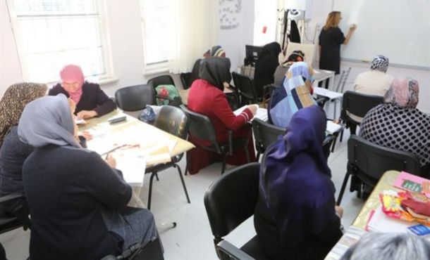 Nilüfer Belediyesi’nden kadınlara okuma ve yazma kursu