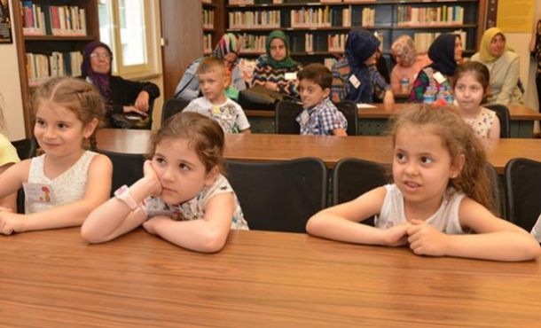 Nilüferli minikler ebeveynleriyle kütüphanede