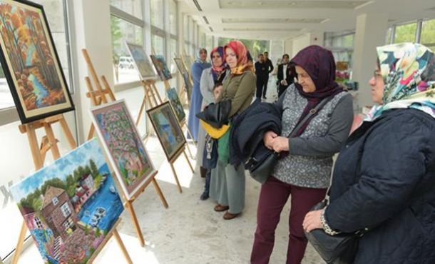 Resim eğitimi alan Fethiyeli kadınlar sergi açtı