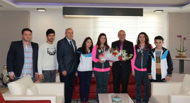 Şampiyon Atıcılar Manisa Belediyesi`ni Ziyaret Etti