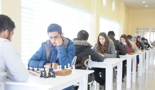 Satranç Topluluğunun Turnuvasında Dereceye Girenler Kupalarını Aldı