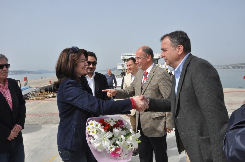 Yunanistan’ın İzmir Başkonsolosunu Çiçeklerle Karşıladılar.