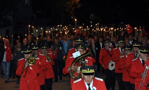Ayvalık Altınova`da Vatandaşlar Atatürk İçin Yürüdü
