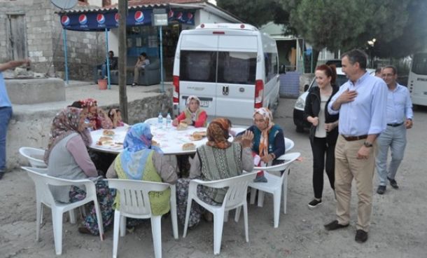 Ayvalık Belediyesi Geleneksel İftar Sofrası Karaayıt Mahallesinde Kuruldu