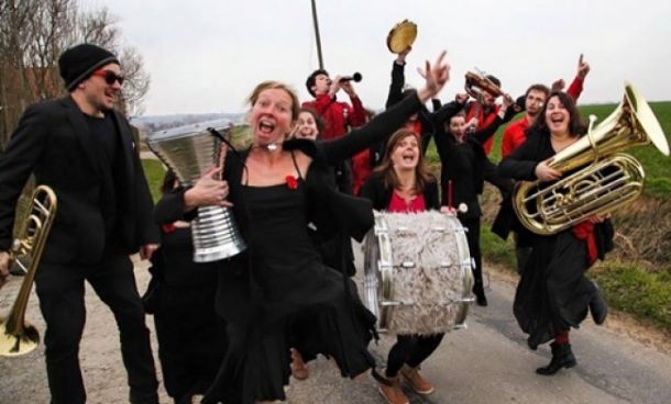 Ayvalık Sokakları, Konser İçin Hazırlanıyor