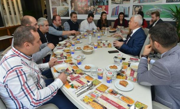 Başkan Bozbey öğle yemeğini personelle yedi