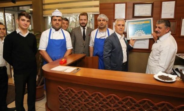 Başkan Bozbey’den Çamlık Kebap’a Örnek İş Yeri Belgesi