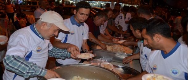 Belediye Spor Pilav Ayran Dağıttı