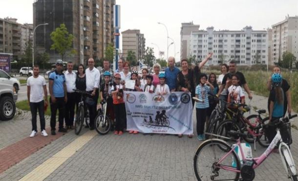 Bisikletle okula giderek farkındalık oluşturdular