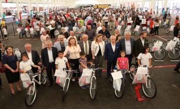 Bozbey öğrencilere karne hediyelerini dağıttı