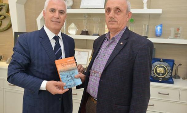 Bozbey’e şiir armağanı