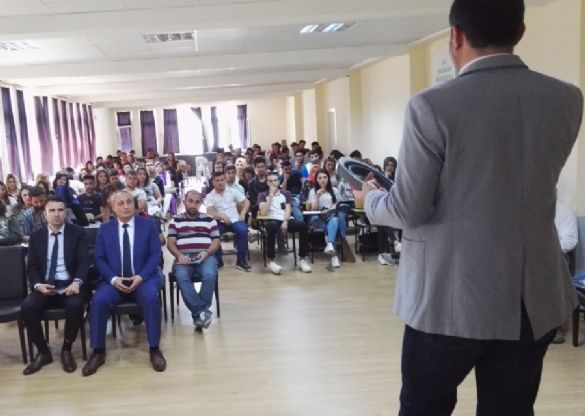 Burhaniye MYO`da Dijital Pazarlama ve Hibrit Teknolojisi Konferansı