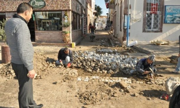 Cunda Merkezi’nde Taş Yolların Onarımına Başlandı