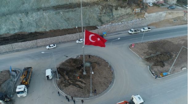 Dursunbey İlçe Girişine Dev Türk Bayrağı