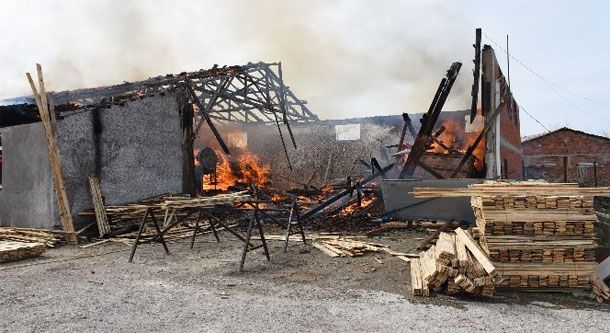 Dursunbey`de Ali Tavşanlı`nın Kereste Atölyesi`nde Yangın
