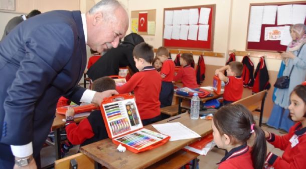 Dursunbey’de Okula Yeni Başlayan Öğrencilere Sürpriz