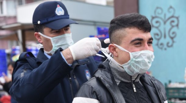 Dursunbey`de Pazarcı Esnafına Maske ve Eldiven Dağıtıldı!
