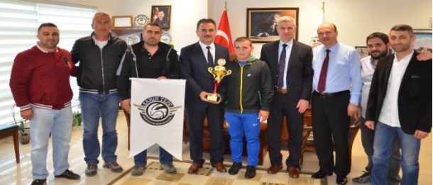 Genç Sporcular Şevki Şevkiev`e Emanet