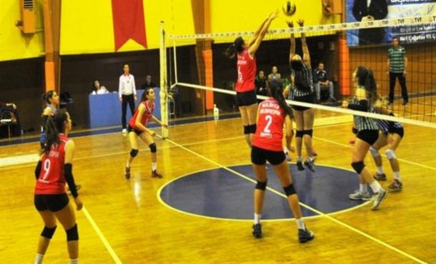 Genç voleybolcular final mücadelesine galibiyetle başladı