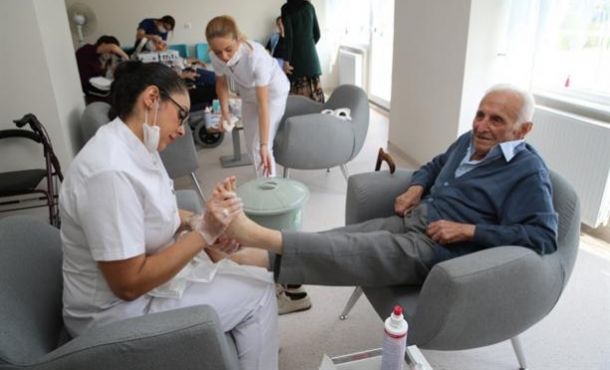 Huzurevi sakinlerine güzellik bakımı