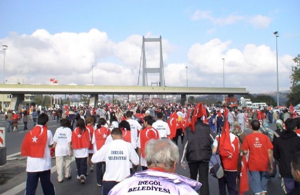 İnegöl’de Park ve Caddeler Çiçekleniyor