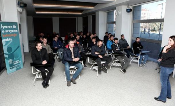 İş arayanlarla işverenler belediyede buluşuyor