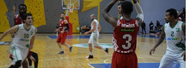 Karesispor liderlik koltuğunu bırakmıyor