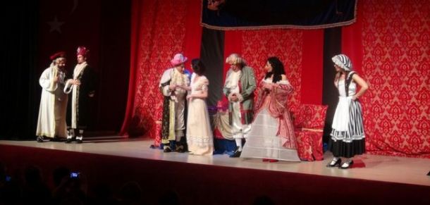 KİBARLIK BUDALASI AYAKTA ALKIŞLANDI