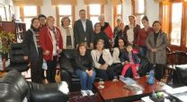 Kendi ürettikleri el emeği ürünlerini kurdukları pazarda satarak aile bütçelerine katkı sağlayan Ayvalık Kadın El Emekleri Pazarı (AYKEP) üyesi kadınlar Ayvalık Belediye Başkanı Rahmi Gençer’i ziyaret ederek, belediyenin kendilerine gösterdiği ilgiden ve yardımlarından dolayı teşekkür ettiler.