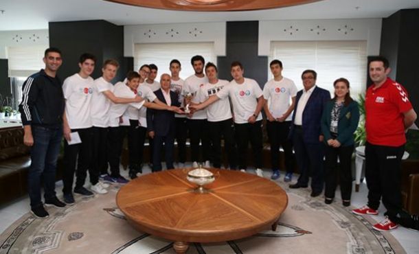Lublin’de kazandıkları madalyayı Başkan Bozbey’e getirdiler
