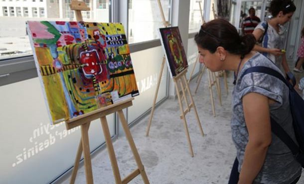 Minik öğrenciler tuval üzerinde yeteneklerini sergiledi