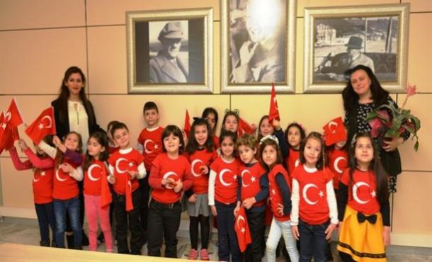 Minikler 23 Nisan coşkusunu Halk Evi’ne taşıdı