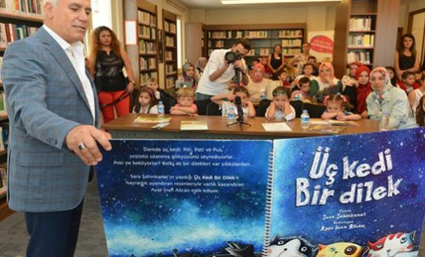 Minikler ebeveynleri ile bu yaz kütüphanede