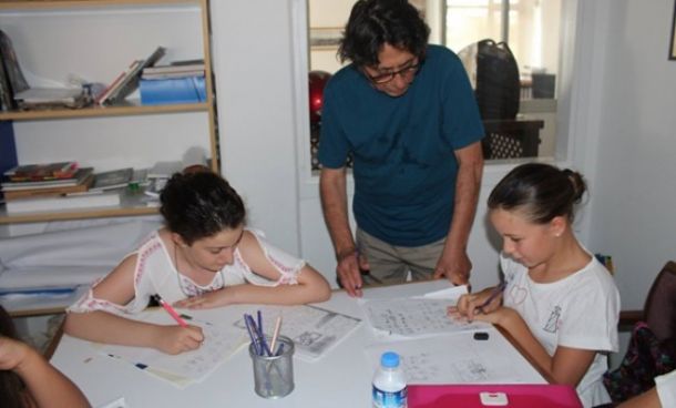 Oktay Ekinci Karikatürlü Ev Çocuk Atölyesi, Eğitimlerini Sürdürüyor