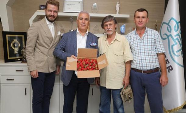 Organik ürün hasadı sevincini Bozbey ile paylaştılar