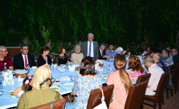 Rektör Özdemir`den, Emekli Personele Teşekkür Plaketi