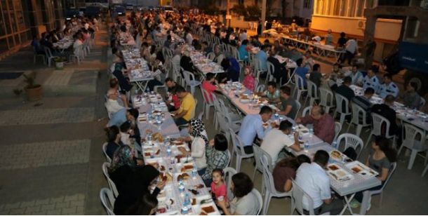 ŞEHİDİMİZ SONER FAZLI OĞLUNUN EVİNİN ÖNÜNDE İFTAR VERİLDİ