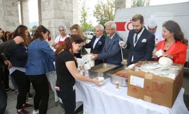 Sıcak aşure ağızları tatlandırdı