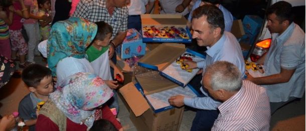 Sokak İftarında Oyuncak Sürprizi